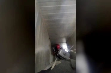 Havalandırma boşluğuna sıkışan kedi kurtarıldı 