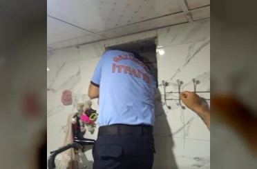 Havalandırma boşluğunda mahsur kalan güvercini itfaiye kurtardı 