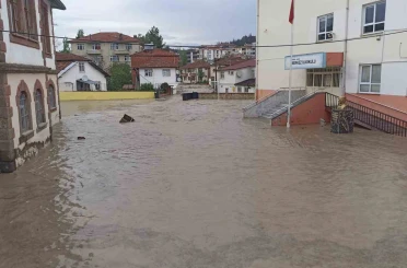 Havza’yı sel vurdu: İş yerlerini su bastı, araçlar sürüklendi 
