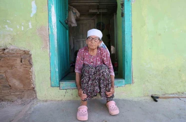 Hayatta kimsesi kalmayan Ümmü nine yıllardır tuvalet ve banyoya hasret yaşıyor 