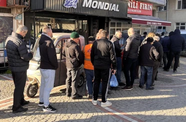 Hayrabolu’da Ramazan’da pide kuyruğu 