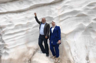 Haziran ayında 4 metreyi aşan karı görmek için Mereto Dağına tırmanıyorlar 