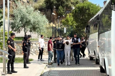 Helikopter ve özel harekat destekli baskın sonrası 29 şüpheli adliyeye getirildi 