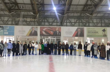 Hem okuyorlar hem buz pateni öğreniyorlar 