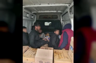 Hendek’te minibüs kasasındaki göçmenleri polis yakaladı 