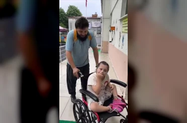 Her gün özel kızını okula getiren babaya duygulandıran sürpriz 