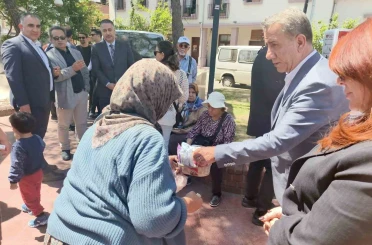 Herkes belediye başkanı olarak,işportacı teyze ise müşteri olarak gördü 