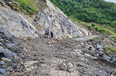 Heyelan nedeniyle kapanan köy yolunda vatandaşlar halatlarla karşıya geçti 