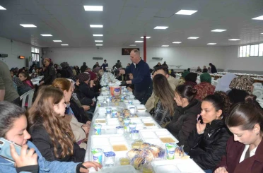 Hıdırellez şenliklerinde yüzlerce vatandaşa yemek verildi 