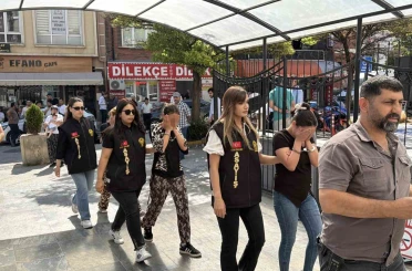 Hırsızlık amacı ile evin kapısını açmaya çalışırken suçüstü yakalanan 3 kadın tutuklandı 