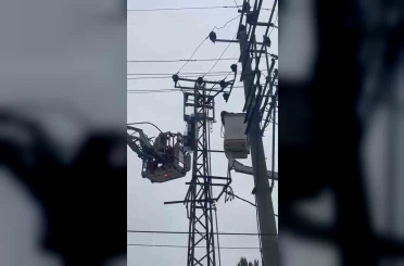 Hırsızlık için çıktığı elektrik direği sonu oldu 