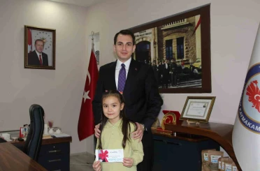 Hisarcık Kaymakamı Erkan Atam’dan il birincisi öğrencilere ödül 