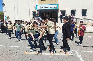 Hisarcık Şehitler Ortaokulu’nda çocuk oyunları şenliği 