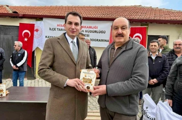 Hisarcık’ta arı üreticilerine fondan şekeri, çiftçilere korunga tohumu dağıtıldı 