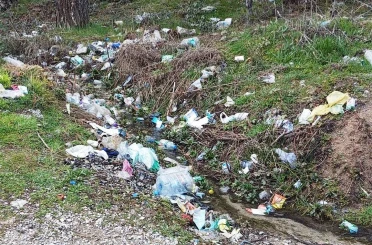 Hisarcık’ta çeşmenin çevresi çöplüğe döndü 