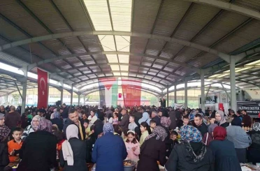 Hisarcık’ta Filistin için kurulan hayır çarşısına yoğun ilgi 