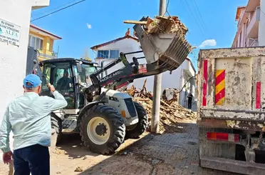 Hisarcık’ta riskli metruk bina kontrollü şekilde yıkıldı
