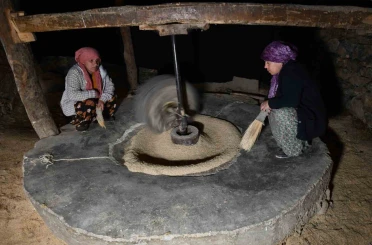 Hizan’da asırlık su değirmeniyle doğal pirinç üretimi sürüyor 