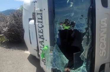 Hurda demiri yüklü tır devrildi: 1 yaralı 