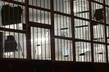 Husumetlisinin iş yerinin camlarını kırdı, emniyete gidip teslim oldu 