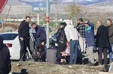 İki otomobil çarpıştımasıyla 1 kişi hayatını kaybetti, 8 kişi de yaralandı