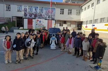 İlkokul öğrencilerine yerli ve milli robot tanıtıldı