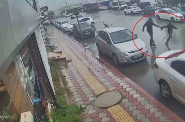 İçi para dolu çantayı sinsice kendine yaklaşan kapkaççıya kaptırmayan kuyumcu, çantasına göz diken şahsı yakalayabilmek için metrelerce kovaladı o anlar kamerada 