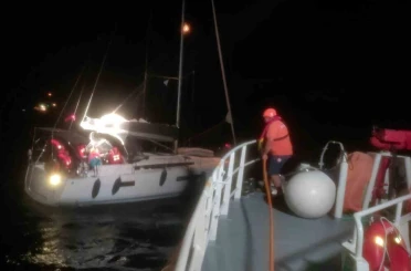 İçinde 8 kişi bulunan ve sürüklenen yelkenli tekne arızalanınca KIYEM ekipleri kurtardı 