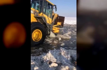 İçme suyu yolunu açarken kara saplanan loder vinç yardımıyla kurtarıldı 