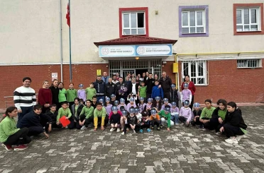 İhbar üzerine okula giden polisler sürpriz kutlamayla karşılandı 