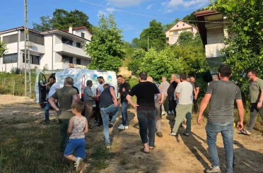 Ihlamur toplamak için çıktığı ağaçtan düşerek hayatını kaybetti 