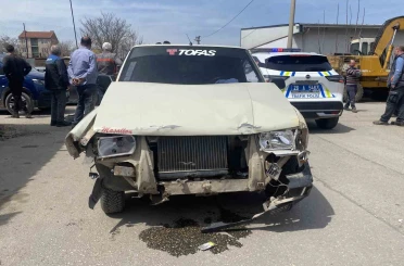 İki araç çarpıştı, 4 araç hasar aldı 