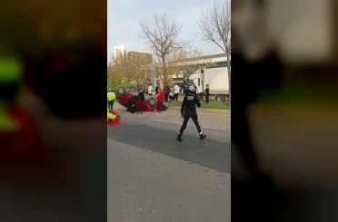 İki araç çarpıştı, takla atan otomobilde sürücü sıkıştı 