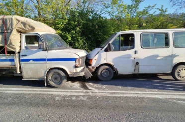İki araç kafa kafaya çarpıştı, 1 yaralı 