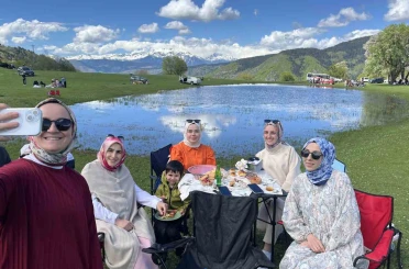 İki ay sonra kuruyacak göl için kilometrelerce yol geldiler 