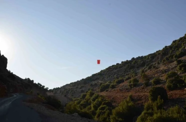İki dağın arasında dalgalanan bayrakla asker uğurlama 