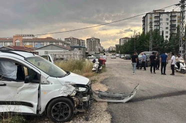 İki hafif ticari araç çarpıştı: 2 yaralı 