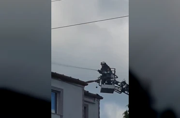 İki katlı binanın çatısında yangın 