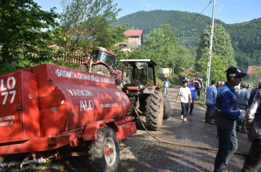 İki katlı evde çıkan yangına vatandaşın su tankeri ile müdahalesi 