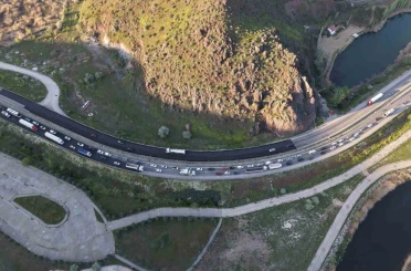 İki otomobil çarpıştı, 3 kişi yaralandı: Trafik yoğunluğu havadan görüntülendi 