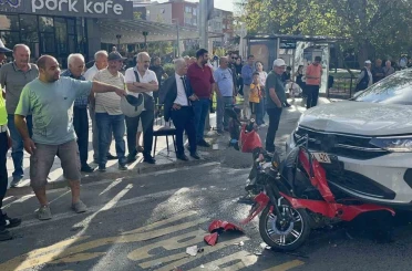 İki otomobilin arasında kağıt gibi ezildi: Motosiklet üzerindeki 2 kişi kazadan yaralı kurtuldu 