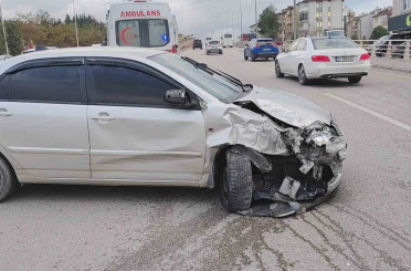 İki otomobilin çarpıştığı kaza anı kamerada: 1 yaralı 