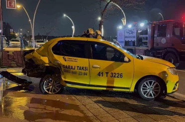 İki otomobilin çarpıştığı kaza maddi hasarla atlatıldı 