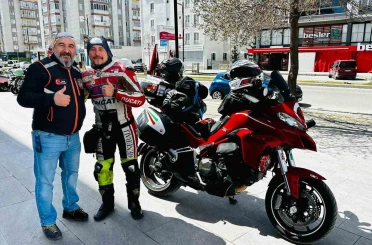 İki teker üzerinde binlerce kilometre katettiler, mübarek topraklarda umre yaptılar 