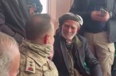 İl Jandarma Komutanı parmağındaki yüzüğü çıkartıp hediye etti, duygu dolu anlar yaşandı 