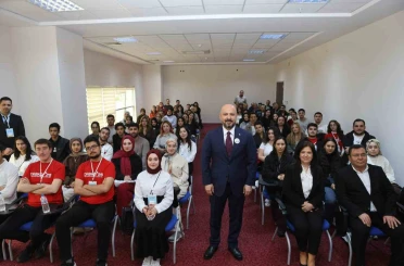 İl Sağlık Müdürü Nacar, gençlere tecrübelerini anlattı 
