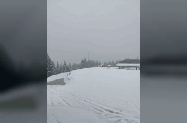 İlkbahar yerini kışa bıraktı, turizm alanı yeniden beyaz örtüyle kaplandı 