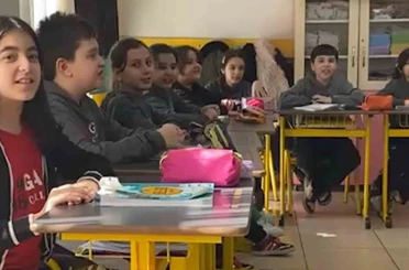 İlkokul öğrencilerinden "Kabe’de hacılar hu der Allah" ilahisi 