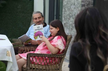 İlkokul öğrencisi minik kız kitap yazdı