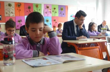 İlkokul, ortaokul ve lise düzeyindeki bütün okullarda ilk dersin ilk 20 dakikası kitap okuma saati 